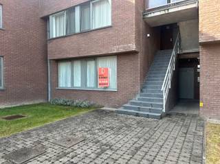 <p><span>Spacious 2-bedroom apartment in Gavere</span></p><p><span> </span></p><p><span>LAYOUT</span></p><p><span>The apartment consists of an entryway, a large living room with an open kitchen and an adjoining storage room, 2 bedrooms, and a bathroom.</span></p><p><span>A parking space is included with the apartment.</span></p><p><span>The apartment has a large terrace and a small garden.</span></p><p><span> </span></p><p><span>PRACTICAL INFORMATION</span></p><p><span>The apartment is available immediately.</span></p><p><span> </span></p><p><span>LOCATION</span></p><p><span>Located near the center of Gavere.</span></p><p><span>Quick access to the N60</span></p><p><span> </span></p><p><span>Schedule a viewing through our website immodhondt.be</span></p>