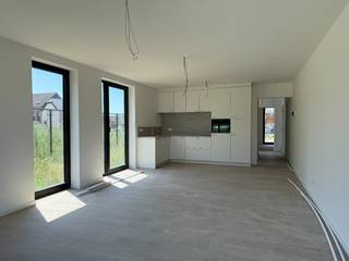 Grijp deze unieke kans! Dit is het laatste beschikbare appartement in Residentie Balique, een stijlvolle nieuwbouwresidentie langs de Brugstraat in Sint-Job-in-'t-Goor. Het appartement is onmiddellijk beschikbaar, zodat u zonder wachttijd kunt genieten van een energiezuinige en comfortabele nieuwbouwwoning. Dankzij de 6% BTW-optie biedt dit appartement niet alleen topkwaliteit, maar ook een financieel voordeel bij aankoop, onder de geldende voorwaarden.<br /><br />Indeling van het appartement:<br />•Inkomhal met gastentoilet<br />•Ruime leefkeuken en lichte woonkamer<br />•2 comfortabele slaapkamers<br />•Praktische berging<br />•Moderne badkamer met hoogwaardige afwerking<br /><br />Vanuit de woon- en eetkamer heeft u toegang tot de privatieve tuin met buitenterras, ideaal voor ontspanning en buitenleven.<br /><br />In de ondergrondse verdieping bevinden zich een privatieve autostaanplaats en een privatieve kelderberging (ca.12m²). De autostaanplaats en kelderberging zijn inbegrepen in de verkoopprijs. Er is een tweede autostaanplaats mogelijk mits meerprijs.<br /><br />Energiezuinig en comfortabel wonen:<br />•E-peil maximum 20 voor lage energiekosten en optimaal comfort<br />•Vloerverwarming en lucht-water warmtepomp met koelfunctie<br />•Zonnepanelen voor energie-efficiëntie<br />•Kwalitatieve afwerking van keuken, sanitair en vloeren<br />•Aandacht voor licht, lucht en binnenklimaat<br /><br />Waarom kiezen voor Residentie Balique?<br />•6% BTW-optie biedt aanzienlijke belastingvoordelen bij aankoop<br />•Duurzaam en energiezuinig wonen met een E-peil van maximum 20<br />•Moderne architectuur en hoogwaardige afwerking<br />•Centraal gelegen in een rustige, toch goed bereikbare buurt<br /><br />Mis deze laatste opportuniteit niet. Contacteer ons vandaag nog voor meer informatie of een bezichtiging van dit instapklare appartement.