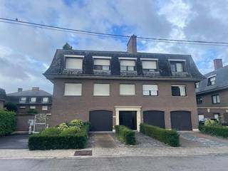 Een ruim appartement op de 2de verdieping (met lift) en bestaande uit inkomhal, 3 slaapkamers, apart toilet, vernieuwde keuken en badkamer en een ruime woonkamer. Een ruime garage gelijkvloers vooraan het gebouw is beschikbaar. Huurprijs: 850 €/maand +75 € syndic= 925 €/maand in totaal. Vrij vanaf 1 november eerstkomend. Bezoekaanvragen enkel per mail, niet telefonisch.