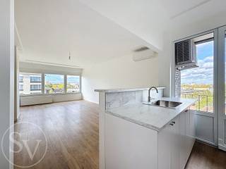 <p><strong>Licht, ruimte en rust in de Groenenhoek – Residentie Mimosa</strong></p>
<p>Op de <strong>vijfde verdieping</strong> van Residentie Mimosa, in het hart van de gezellige <strong>Groenenhoek</strong>, ligt dit <strong>instapklare appartement van ca. 81 m²</strong> met <strong>twee slaapkamers</strong>. De ligging is uitstekend: vlak bij het <strong>Te Boelaarpark</strong>, het <strong>Boekenbergpark</strong> en iets verder het <strong>Rivierenhof</strong>. Supermarkten, buurtwinkels en openbaar vervoer bevinden zich om de hoek, en ook de <strong>ring, het centrum van Berchem</strong> en de <strong>Antwerpse binnenstad</strong> zijn snel bereikbaar.</p>
<p>Via de inkomhal met <strong>veiligheidsdeur</strong> en <strong>ingemaakte vestiairekast</strong> kom je in de <strong>lichte woonkamer, </strong>voorzien van airco. Aansluitend is er de <strong>vernieuwde open keuken</strong> met alle nodige toestellen. Samen met een klein balkonnetje en de woonkamer vormt dit geheel een aangename leefruimte waar het heerlijk thuiskomen is.</p>
<p>De <strong>twee slaapkamers</strong> bieden rust en comfort, terwijl de <strong>nieuwe</strong> <strong>badkamer</strong> met lavabo in meubel en <strong>inloopdouche</strong> zorgt voor een verkwikkend begin of einde van de dag.</p>
<p>Een <strong>ruime berging</strong> biedt plaats voor wasmachine en droogkast en kan desgewenst dienst doen als klein thuiskantoortje (zonder raam).<br />Het appartement is afgewerkt met <strong>onderhoudsvriendelijke laminaatvloeren</strong>, stijlvolle binnendeuren, ingebouwde verlichting en <strong>nieuw schilderwerk. </strong>Het gehele appartement oogt netjes en fris.</p>
<p>Kortom: een <strong>verzorgd appartement op een fijne locatie</strong>, ideaal voor wie comfortabel wil wonen met alles binnen handbereik.<br /><br />Algemene onkosten: €146/maand over de laatste 3 jaar, excl. verwarming en waterverbruik.</p>
<p></p>
<p><strong>Troeven op een rijtje:</strong></p>
<ul>
<li>Instapklaar appartement – volledig geschilderd</li>
<li>Vernieuwde keuken met toestellen</li>
<li>Vernieuwde badkamer</li>
<li>Airco in de woonkamer</li>
<li>Ruime berging</li>
<li>Inbraakwerende voordeur</li>
<li>Privatieve kelderberging inbegrepen</li>
</ul>