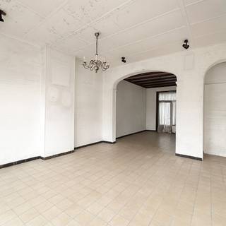 In het hart van Eeklo, aan de Molenstraat, bevindt zich deze woning die volledig te renoveren is. Dit pand biedt tal van mogelijkheden voor wie op zoek is naar een project waarbij men een eigen stempel kan drukken. <br /><br />Dit is ook mogelijk als <strong>projectgrond </strong>voor het realiseren van appartementen gerefereerd naar het appartementsgebouw (3 woonentiteiten) aan de rechterzijde. <br /><br />De indeling bestaat uit een woonkamer, keuken en bureau op het gelijkvloers. Op de eerste verdieping bevinden zich drie slaapkamers en een badkamer. Via de vaste trap bereik je de zolderverdieping die eveneens mogelijkheden biedt voor extra kamers of hobbyruimte. Achteraan de woning vind je een terras en een tuin, ideaal om een aangename buitenruimte te creëren.<br /><br />Dankzij de centrale ligging in Eeklo geniet je van een vlotte bereikbaarheid en zijn winkels, scholen en openbaar vervoer vlakbij. Deze woning is perfect voor wie op zoek is naar een renovatieproject met potentieel in een stadse, maar toch rustige omgeving.<br /><br />Voor meer informatie of een bezoek? Contacteer ons via 09 395 05 40 of verkoop@concept-home.be