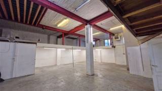 <p><span>Dit magazijn van 259m² grondoppervlakte is gelegen op het Laar te Borgerhout. Via een garagepoort en doorrit, komen we in een polyvalente ruimte van 4m vrije hoogte. Achteraan is er een trap naar de eerste verdieping van ongeveer 135m².</span></p><p><span>Een piece unique qua opslag in deze buurt! Renovatieplicht.</span></p>