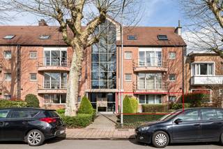 Instapklaar en ruim gelijkvloers appartement (124 m²) met 2 slaapkamers en tuin te Boechout, bestaande uit: inkomhal met apart toilet met...