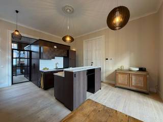 <p><strong>Gerenoveerd gelijkvloers appartement in beschermd monument, met 1 slaapkamer en badkamer ensuite, keuken met keukeneiland, gastentoilet, tuin met terras, gemeenschappelijke tuin, fietsenberging en kelderberging. Gemeenschappelijke kosten forfait: €50 per maand. EPC 262kWh/m². Beschikbaar vanaf 01/05. <br /><br />Ligging</strong>: Rustig, maar centraal gelegen op het Kerkplein in Turnhout, dichtbij de Grote Markt.</p>
<p><strong>Indeling</strong>: Woonkamer, open keuken, gastentoilet, slaapkamer, badkamer, terras, tuin, gemeenschappelijke fietsenberging en kelderberging.</p>
<p><strong>Omschrijving</strong>: Charmant gerenoveerd gelijkvloers appartement met een lichtrijke woonkamer, open keuken, apart toilet, slaapkamer en badkamer uitgerust met een dubbele lavabo en een bad-douchecombinatie. De hoge plafonds en de schuifdeuren tussen de keuken en de woonkamer versterken het gevoel van ruimte en licht, en zorgen voor een aangename, open leefomgeving. De moderne keuken is volledig voorzien van een kookplaat met geïntegreerde dampkap, vaatwasser, koelkast en combi-oven. Vanuit de aangename leefruimte heeft u directe toegang tot de tuin, die zowel een privatief als een gemeenschappelijk gedeelte omvat. Daarnaast beschikt het appartement over een gemeenschappelijke bovengrondse fietsenberging en een kelderberging. <span></span></p>
<div>
<section>
<div>
<div>
<div>
<div>
<div>
<div>
<p>Het pand werd volledig gerenoveerd volgens de huidige normen en is uitgerust met vloerverwarming, een warmtepomp en een moderne, nieuwe keuken. Tegelijkertijd werden authentieke elementen van het gebouw zorgvuldig bewaard en gerestaureerd, wat zorgt voor een harmonieuze combinatie van hedendaags comfort en historische charme. Het appartement maakt deel uit van het oude pastorie-klooster uit 1908 tegenover de mooie Heilig Hartkerk.</p>
<p>Sinds de opmaak van het vorige EPC-attest zijn verschillende verbeteringswerken uitgevoerd die de werkelijke energieprestatie hebben verhoogd. In de advertentie wordt momenteel nog het bestaande EPC-attest vermeld, waarin deze verbeteringen nog niet zijn opgenomen.<br /><br />De gemeenschappelijke kosten bedragen forfaitair €50 per maand. Beschikbaar vanaf 01/05.</p>
</div>
</div>
</div>
</div>
</div>
</div>
</section>
</div>