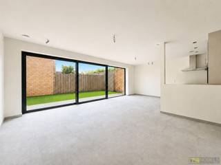 <span><u><strong>Verkoop onder registratie (2% of 12%)</strong></u></span><br /><br /><strong>LICHTRIJK, RECENT APPARTEMENT</strong> met 2 slaapkamers, <strong>TUIN (30M²) </strong>en kelderberging, rustig gelegen op wandelafstand van <strong>CENTRUM RONSE EN HET STATION</strong>. Dit stijlvol appartement werd <strong>OPGELEVERD IN 2025</strong> en verwelkomt je in een <strong>LICHTRIJKE OPEN LEEFRUIMTE</strong> met een <strong>VOLLEDIG UITGERUSTE KEUKEN</strong>. Verder beschikt het appartement over <strong>TWEE SLAAPKAMERS</strong>, badkamer <strong>MET INLOOPDOUCHE</strong> en een praktische berging / wasplaats. Een belangrijke troef is de <strong>AANGENAME PRIVATIEVE TUIN MET AANGELEGD TERRAS</strong>, die een fijne buitenruimte vormt om in alle <strong>RUST</strong> te ontspannen. Het <strong>STATION, WINKELS, HORECA</strong>, recreatiemogelijkheden en het centrum van Ronse bevinden zich vlakbij. Reeds <strong>VERHUURD </strong>aan <strong>775 EUR/MAAND</strong>, waardoor het dienst kan doen als <strong>OPBRENGSTEIGENDOM</strong>.<br /><br /><strong>Adres</strong>: Molendam 42 bus 02, 9600 Ronse<br /><br />EPC: 84kWh/m²/jaar; P-score: A, G-score: A; Bestuursmaatregelen in maatregelenregister: neen; momenteel verhuurd.