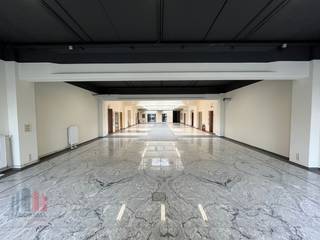 Cet espace multifonctionnel offre de nombreuses possibilités, qu'il s'agisse d'un espace de stockage, d'un showroom ou d'un espace de bureau. Avec...