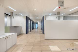 Dit zeer grote kantoorpand (ex-KBC) biedt enorme ruimte voor voor kantoor, handelpand, een combinatie of een ontwikkeling met bewoning in...