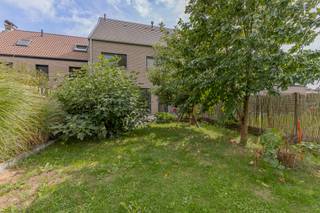 EERSTE BEZOEKDAG ZATERDAG 19/09 VAN 10U TOT 14U (enkel op afspraak)<br /><br />ERPE-MERE – RECENTE GEZINSWONING MET GARAGE EN AANGENAME TUIN OP TOPLOCATIE<br /><br />Deze ruime en recente gezinswoning geniet van een rustige maar centrale ligging, nabij winkels, scholen en openbaar vervoer. Een ideale woning voor wie comfort, ruimte en een goede bereikbaarheid wil combineren.<br /><br />De woning omvat op het gelijkvloers een ruime inkomhal met een gastentoilet, een garage met sectionale poort en een aangename woonkamer met een ingerichte, open leefkeuken. Aansluitend bevinden zich een praktische wasplaats en een handige bijkeuken, met zicht op en toegang tot de mooie, groene tuin.<br />Op de eerste verdieping bevinden zich drie slaapkamers, een ruime badkamer met inloopdouche, ligbad en dubbele lavabo, evenals een afzonderlijk toilet en twee aparte bergruimtes/dressings.<br /><br />Het zolderverdiep, dat bereikbaar is via een vaste trap, biedt nog heel wat extra mogelijkheden. De ruime open zolder kan volledig naar eigen wens worden ingericht. Zo kunnen er bijvoorbeeld twee extra slaapkamers worden gecreëerd of kan er een kleine studio worden ingericht.<br /><br />Een bijkomende troef is de aangename tuinzone, omgeven door veel groen en voorzien van een aangelegd terras. De ideale plek om in alle rust van de buitenruimte te genieten.<br />Deze recente woning beschikt bovendien over moderne technieken en energiezuinige voorzieningen, waaronder 12 zonnepanelen, een ventilatiesysteem, goede isolatiewaarden en een regenwaterput. <br /><br />Kortom, bent u op zoek naar een ruime gezinswoning met drie slaapkamers, veel bergruimte en een aangename buitenruimte op een centrale locatie? Aarzel dan niet en maak snel uw afspraak! Voor meer info of bezoek 053/60.65.60.<br /><br />De vermelde prijs is een richtprijs. Na ontvangst van de biedingen zal de verkoper beslissen of hij/zij de eigendom verkoopt aan het beste bod. De richtprijs is aldus niet bindend voor de verkoper.