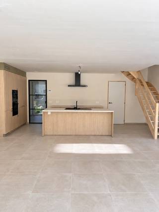 <strong>Halfopen nieuwbouwwoning te koop – Monica Vancloosterstraat, Roeselare (Beveren)</strong><br /><br />Deze moderne<strong> halfopen nieuwbouwwoning </strong>maakt deel uit van een stijlvol nieuwbouwproject in de rustige Monica Vancloosterstraat te Roeselare (Beveren).<br />Met een perceel van <strong>284 m²</strong> en een doordachte indeling biedt deze woning comfort, ruimte en energiezuinig woonplezier.<br /><br /><strong>Indeling gelijkvloers</strong><br />Via de inkomhal kom je binnen in de <strong>lichtrijke leefruimte met open keuken</strong>, ontworpen voor maximaal licht en een ruimtelijk gevoel. Aansluitend bevindt zich een <strong>grote berging van 10 m²</strong>, ideaal als voorraad- of wasruimte.<br />De woning beschikt verder over een <strong>tuinberging, carport, ruime oprit, terras</strong> en een aangelegde tuin — perfect om meteen zorgeloos te genieten van je nieuwe thuis.<br /><br /><strong>Indeling verdieping</strong><br />Op de bovenverdieping vind je een functionele <strong>nachthal</strong>, die ook de mogelijkheid biedt om een <strong>bureau of werkhoek</strong> te creëren.<br />Daarnaast zijn er <strong>drie slaapkamers</strong> (17 m², 9 m² en 9 m²) en een volledig uitgeruste badkamer met<strong> inloopdouche, ligbad en dubbel lavabomeubel</strong>. Een <strong>afzonderlijk toilet </strong>en bovenberging maken deze verdieping volledig.<br /><br /><strong>Energiezuinig & modern</strong><br />Zoals de andere woningen in het project is ook deze woning <strong>energiezuinig </strong>(E-peil ≤ 30) en uitgerust met <strong>zonnepanelen</strong>, een <strong>warmtepomp </strong>en <strong>vloerverwarming</strong>.<br />Dankzij deze technieken geniet je van een laag energieverbruik en een toekomstgerichte woning.<br /><br /><strong>Topligging</strong><br />De woning ligt in een rustige, nieuwe woonomgeving in Beveren (Roeselare), met:
<ul>
<li><strong>Snelle verbinding naar de E403</strong> (Brugge – Kortrijk)</li>
<li><strong>Vlotte bereikbaarheid van het centrum van Roeselare</strong></li>
<li>Winkels, scholen en sportfaciliteiten in de buurt</li>
<li>Een kindvriendelijke woonomgeving met groene accenten</li>
</ul>
<br /><strong>Perceel: 284 m²</strong><br /><br />* Foto's binnenzijde van een gelijkaardige woning *<br /><br />Neem contact voor een vrijblijvend bezoek via <strong>051 21 11 11</strong> of <strong>matias@imfiro.be</strong>