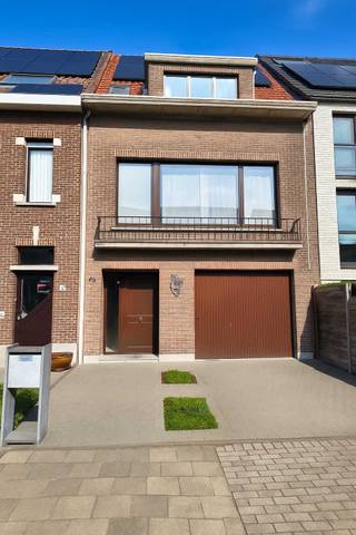 Gunstig gelegen bel-etage met 3 slpks + tuin + garageDe instapklare, op te frissen woning bevindt zich in een groene, rustige woonwijk te Boechout...