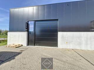 <u><strong>OPPERVLAKTEN:</strong></u><br />Loods: 11m x 12m = 132m²<br />Parkeerplaats: 12,50m² <br /><br /><u><strong>AFWERKING:</strong></u><br /><em>Constructie:</em> Geverfde staalconstructie met volledige overspanning, vrije hoogte 6m. Plaatsen van zonnepanelen op het dak is mogelijk.<br /><em>Buitengevels:</em> Gladde betonplint (10cm PIR) en metalen sandwichpanelen (10cm PIR). Op de gevel is er plaats voorzien voor een uithangbord van uw bedrijf.<br /><em>Binnenwanden: </em>Betonwanden (15cm) over de volledige hoogte. (RF 60).<br /><em>Dak: </em>Geïsoleerd (12cm PIR) steeldeck met dampscherm en PVC dakdichting.<br /><em>Vloer: </em>gepolierde betonvloer met vloerbelasting van 1T/m².<br />Geïsoleerde en automatische sectionaalpoort (h: 4,5m x b: 4m) – aluminium schrijnwerk op gelijkvloers (dubbele beglazing K: 1,1).<br /><br /><strong>Algemeen: </strong>Brandklasse C voorzien van RWA (geïntegreerd in de lichtstraat).<br /><br /><u><strong>NUTSVOORZIENINGEN:</strong></u><br />Individuele aansluitingen per unit op stadswater, elektriciteit (16 standaard stopcontacten en 2 drijfkracht), proximus, regenwaterput van 10.000l met socarex, afvoer.<br /><br /><u><strong>LIGGING:</strong></u><br />Centrale ligging in West-Vlaanderen.<br />Vlakbij N50 ( Baan Brugge-Kortrijk).<br />Op enkele kilometers van autosnelwegen E403/E40 (Doornik-Brugge).<br /><br /><u>* Bijzonderheden:</u><br />- Onmiddellijk beschikbaar - incl. parkeerplaats P12.<br />- Prijzen per maand, excl. BTW (21%), voorschot onderhoud gemene delen (€ 28,00/m + btw) en voorschot onroerende voorheffing (€ 44,25/m).<br />- Onze referentie op www.centro.be : <strong>P0353-26</strong> of contacteer ons op 050 70 01 02.