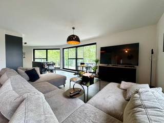 BENIEUWD? VRAAG EEN BEZOEK AAN VIA WWW. HILLEWAERE.BE EN KLIK OP DE RODE KNOP 'BEZOEK AANVRAGEN'.Ruim appartement met fantastisch terras én uitzicht...