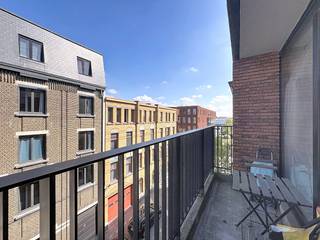 Dit recente en lichtrijke appartement aan de Genuastraat biedt de perfecte balans tussen rust en de dynamiek van het hippe Eilandje. Gelegen in een modern gebouw met een strakke bakstenen gevel, geniet u hier van hoogwaardig wooncomfort.Indeling:- open leefruimte met open keuken- apart toilet- berging/washok- badkamer- terrasExtra troeven:- zeer goed EPC label A- toplocatie- 2 fietsenplaatsen voorzien- terras- uitstekende mobiscore: 9,0/10"Deze AI-visualisaties zijn bedoeld als inspiratie. Er werd geen rekening gehouden met technische specificaties, stedenbouwkundige voorschriften of de concrete mogelijkheden tot realisatie."De maandelijkse vaste kosten bedragen 85 euro per maand voor de kosten voor de gemene delen.Bent u geïnteresseerd in deze woning te huur in Antwerpen?Aarzel dan niet om een bezoekaanvraag in te dienen via onze website via de daar voorziene rode balk.Wenst u uw eigendom ook te koop of te huur te stellen? We helpen u graag verder. Steeds tot uw dienst om u verder te helpen met al uw vragen over vastgoed.