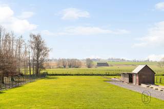 <p>Te koop: ruime woonst met prachtig zicht, tinyhouse en dubbele garage<br /><br />In een uitzonderlijke, groene omgeving bevindt zich deze ruime woning met meer dan 250 m² bewoonbare oppervlakte, een prachtig open zicht, een tiny house en een dubbele garage.<br /><br />Wat maakt dit pand uniek?<br />Op het gelijkvloers geniet je van een ruime open leefruimte met salon, eetplaats en een volledig uitgeruste keuken met kookeiland. Daarnaast zijn er een bureau, badkamer, apart toilet, wasruimte en een kelder. Dankzij deze indeling is gelijkvloers wonen perfect mogelijk. De verdieping omvat drie slaapkamers, een tweede badkamer, twee dressings en een extra polyvalente ruimte (bureau, speelkamer…). Ook is er een zolder voor extra bergruimte.<br /><br />Als extra troef is de ruime dubbele garage met verdieping. Daarnaast beschikt de eigendom over een volledig uitgeruste, onafhankelijke tiny house. Buiten geniet je van een uitgestrekt perceel van meer dan 37 are, met een zuidgericht terras, bioklimatische pergola, ruime parking.<br /><br />De woning is bovendien uitgerust met EPC A, zonnepanelen, vloerverwarming via warmtepomp, gashaard, regenwaterput, waterzuivering, aluminium ramen met dubbele beglazing en een alarmsysteem.<br /><br />Voor wie is dit ideaal?<br />Ideaal voor gezinnen, zelfstandigen of investeerders die op zoek zijn naar een ruime woning met extra woonunit, op een unieke locatie met uitzicht en rust.<br /><br />Te koop via Immo Beguin, jouw vastgoedexpert sinds 2009, met kantoren in Ronse, Waregem, Kortrijk, Deinze, Doornik en Lessines.<br />Meer info of bezoek aanvragen via: yves.dufour@immobeguin.be</p>