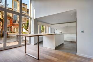 In de Eendrachtstraat, op een boogscheut van het Stefaniaplein, bieden wij u deze prachtige, volledig gerenoveerde duplex aan van 185m2 +...