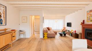 In de Kasteelstraat in het dorpscentrum van Moerkerke verkopen wij deze charmante stadswoning op een perceel van 331 m². Een huis met veel volume, grondig gerenoveerd in 2025 en boordevol gezelligheid en charme. <br /><br />De ligging is aangenaam: op wandelafstand bevinden zich alle dagelijkse voorzieningen, waaronder een supermarkt, bank, bakker, beenhouwer, school en kinderopvang. Knokke en Brugge zijn heel vlot bereikbaar. <br /><br />Het huis is ingedeeld als volgt: inkomhal met gastentoilet. Een sfeervolle woonkamer met prachtige brede eiken parketvloeren en een gezellige open haard. Vanuit de woonkamer toegang tot de zonneterrassen en de tuin. De keuken werd compleet vernieuwd en is een echte blikvanger. Een stijlvolle keuken, volledig uitgerust en voorzien van een extra ontbijtplaats met zicht en toegang tot de tuin. Inpandige garage aanwezig. <br /><br />Op de verdieping drie bijzonder grote slaapkamers, telkens voorzien van mooie parketvloeren. De badkamer werd vernieuwd en is voorzien van een inloopdouche, lavabomeubel en tweede toilet. In één van de slaapkamers kan er een losstaand bad geplaatst worden. De zolder wordt momenteel gebruikt voor opslag maar gezien de oppervlakte van die ruimte biedt ze tal van mogelijkheden. Het dak werd alvast geïsoleerd. <br /><br />Ook de buitenruimte weet ons te bekoren: een mooie en grote tuin, recentelijk volledig heraangelegd met prachtige zonneterrassen. Tuinberging aanwezig. <br /><br />Bezoeken: Graag na afspraak met Willem Cauwels op GSM 0477.60.12.16.