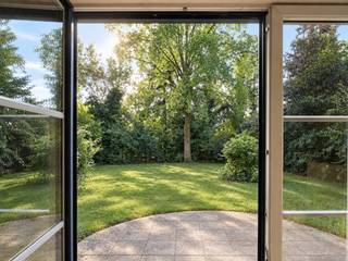<strong>Vrijstaande villa (BJ 2001) met onder meer 6 slaapkamers, 2 badkamers en een ruime inpandige garage, gelegen in het gegeerde Sint-Denijs-Westrem.</strong><br /><br />Hier woont u in een residentiële woonwijk, aan het einde van een doodlopende straat in Sint-Denijs-Westrem. De groene omgeving en het beperkte lokale verkeer zorgen voor een aangename woonomgeving, terwijl Gent-Sint-Pieters, het stadscentrum en de belangrijkste invalswegen vlot bereikbaar zijn. Winkels, scholen en dagelijkse voorzieningen bevinden zich bovendien op fietsafstand.<br /><br />Deze vrijstaande villa (378 m²) is bijzonder ruim en praktisch ingedeeld en leent zich uitstekend voor een groot gezin of voor wie wonen en werken op een comfortabele manier wil combineren.<br /><br />Op de benedenverdieping bevinden zich onder meer een ruime inkomhal met gastentoilet en vestiaire, een royale leef- en eetruimte met zicht op de tuin en een volwaardige leefkeuken. Verder is er een praktische wasplaats, toegang tot de kelder en een slaapkamer met en-suite badkamer. Een ruime dubbele garage maakt deze verdieping compleet.<br /><br />Op de bovenverdieping bevinden zich vijf ruime slaapkamers en een tweede badkamer. De zolder strekt zich uit over de volledige lengte van de woning en biedt bijzonder veel extra bergruimte.<br /><br />De woning is asbestveilig en beschikt over een gunstig EPC van 208 kWH/ m² jaar. <br /><br /><strong>Kortom, een interessante opportuniteit voor wie op zoek is naar een ruime en praktisch ingedeelde villa in Sint-Denijs-Westrem, met een vlotte bereikbaarheid richting Gent en de belangrijkste invalswegen.</strong>