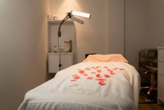 TER BESCHIKKING STELLING OP DAGBASISIn dit stijlvolle schoonheidssalon in het centrum van Gavere is er een praktijk/consultatieruimte beschikbaar...