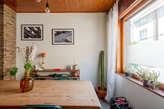 <p>Op zoek naar een gezellige woning waar je je meteen thuis voelt? Dan is deze charmante woning in de Dahliastraat zeker een bezoek waard.<br /><br />Dankzij de warme uitstraling en de natuurlijke lichtinval geniet je hier elke dag van een aangename sfeer.<br />De keuken, badkamer en het dak werden reeds vernieuwd, waardoor je meteen comfortabel kan wonen. Ook op technisch vlak zit je goed: de woning beschikt over een EPC-label C en een conforme elektrische keuring. <br /><br />Achteraan vind je een gezellig stadstuintje met veel groen, de ideale plek om 's ochtends rustig wakker te worden met een kop koffie, op een warme zomeravond te aperitieven of gewoon even te ontsnappen aan de drukte van de dag.<br /><br />Samengevat: een instapklare woning met een warm karakter, een gunstig EPC en een leuke ligging in Gent. Echt eentje uit de (9)duizend...<br /><br /><strong>Indeling: </strong><br /><br /><strong>Gelijkvloers:</strong></p>
<ul>
<li>Inkom</li>
<li>Woonkamer met eetplaats</li>
<li>Vernieuwde Keuken</li>
<li>Badkamer met toilet en douche</li>
<li>Veranda</li>
<li>Zonnig tuintje met veel groen! </li>
</ul>
<p> <br /><strong>Verdieping 1:</strong></p>
<ul>
<li>2 slaapkamers</li>
</ul>
<p><br /><strong>Verdieping 2: </strong></p>
<ul>
<li>Ruime (zolder) slaapkamer </li>
</ul>
<p><br />Interesse? <strong>Contacteer Gilles: 0497 72 68 34 </strong>of <strong>gilles@ocvastgoed.be</strong><br /><br />Technische gegevens:<br />Verwarming via accumulerende kachel<br /><br />EPC: kWh/m² 267(C-label), Bruto Vloeroppervlakte: 107m² (volgens het EPC-verslag) <br />Stedenbouwkundige inlichtingen: Woongebied, stedenbouwkundige vergunning, geen verkavelingsvergunning, geen rechterlijke herstelmaatregel of bestuurlijke maatregel opgelegd, geen voorkooprecht.<br />Effectief overstromingsgevoelig gebied. P-score = B, G-score = B<br />Dit pand is <u>niet</u> onderhevig aan de renovatieverplichting</p>