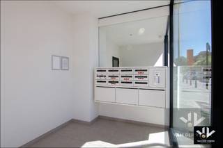 <strong><u>Prachtig nieuwbouw penthouse binnen de Grote Ring van Hasselt met een riant zonneterras van maar liefst 34 m². Zeer hoogwaardig afgewerkt en voorzien van alle modern comfort! Kopers die aan de voorwaarden voldoen kunnen genieten van het gunsttarief van slechts 6% BTW*.<br /><br />TROEVEN:</u></strong><br />- <strong>Centrale locatie </strong>binnen de Grote Ring, op wandelafstand van het stadscentrum en Quartier Bleu <br />- Hoogwaardig afgewerkt met <strong>kwalitatieve materialen</strong> <br />- <strong>Indrukwekkende plafondhoogte</strong> van 3 meter <br />- Plafondhoge raampartijen voor <strong>ultieme daglichtinval </strong><br />- <strong>Energiezuinig</strong> (zonnepanelen, warmtepomp, ventilatiesysteem D, vloerverwarming) <br />- Enorm <strong>zonneterras</strong> (zuidwestelijk georiënteerd) van maar liefst 34 m² <br />- Ruime indeling <br />- Slechts 2 appartementen op 1 gang <br />- Budget voor keuken reeds voorzien in de vraagprijs*<br />- Aankoop van een kelderberging geprefereerd (€ 5.000,00) <br />- Mogelijkheid tot aankoop van <strong>één of meerdere ondergrondse parkeerplaatsen</strong> (€ 28.500,00 per stuk, meerdere te bespreken) <br />- Aankoop onder <strong>6% BTW</strong> (in plaats van 21%) mogelijk**<br /><br />Welkom in residentie Mantelius, een architecturale parel op de hoek van de Havenstraat en de Kempische Steenweg in Hasselt! Op <strong>wandelafstand van het stadscentrum en Quartier Bleu</strong>, maar eveneens op slechts <strong>enkele minuten rijden van de autosnelweg en diverse invalswegen</strong> naar naburige steden en gemeenten. Deze buurt is de laatste jaren volop in ontwikkeling en manifesteert zich als '<em>the place to be</em>'! <br /><br />Dit <strong>luxueus afgewerkt</strong> penthouse vinden we terug op de derde verdieping van de residentie, die zowel met de lift als een trap bereikbaar is. Er zijn slechts twee appartementen die hun toegang vinden via deze gang, waardoor u geniet van voldoende <strong>privacy</strong>. Bij het binnenkomen in de inkomhal van het penthouse vallen de hoge <strong>plafonds van maar liefst 3 meter hoog</strong> alsook de prachtige lichtinval onmiddellijk op. De leefruimte beslaat bijna 50 m² en baadt in het daglicht. Dankzij de combinatie van <strong>hoogwaardig parket en kwalitatieve raamdecoratie </strong>straalt de leefruimte een luxueuze <em>vibe</em> uit. De keuken werd nog niet geïnstalleerd, deze kan u naar eigen wensen kiezen en laten plaatsen. Er is een <strong>budget voor de keuken </strong><u><strong><strong>i</strong>nbegrepen in de vraagprijs</strong>*</u>, dit kan besproken worden met de verkopers bij concrete interesse. <br /><br />Het nachtgedeelte is volledig apart van het leefgedeelte en bestaat uit de nachthal, 2 slaapkamers, een badkamer en een berging. Deze ruimtes hebben net als de leefruimte een plafondhoogte van 3 meter met even hoge ramen, waardoor ook hier een luchtige sfeer wordt waargenomen. In de badkamer beschikt u over een <strong>modern badkamermeubel</strong> met dubbele wastafel, een inloopdouche en een badkamerkastje. <em>Eye catcher</em> in de badkamer is de spiegel: niet alleen is deze verlicht, maar hij heeft ook een <em>Bluetooth</em>-functie en kan met één druk op de knop ontdaan worden van condens. U leest het: hier werd aan de <strong>details</strong> gedacht! <br /><br />Een enorme troef aan dit penthouse is het <strong>zonneterras</strong>, dat bereikbaar is vanuit zowel de leefruimte als één van de slaapkamers en de inkomhal. Met een <strong>oppervlakte van maar liefst 34 m²</strong> en een zuidwestelijke oriëntatie, zijn hier talloze mogelijkheden om heerlijke zomers buiten door te brengen. <br /><br />Energie-technisch werd het penthouse uitgerust met al het modern comfort: <strong>vloerverwarming, een warmtepomp, een ventilatiesysteem, dubbele hoogrendementsbeglazing en zonnepanelen</strong> dragen bij aan de energiezuinigheid van uw nieuwe thuis. <br /><br />Het penthouse is spiksplinternieuw en is na plaatsing van de keuken volledig instapklaar. Voor wie wenst is er een <strong>mogelijkheid tot aankoop van één of meerdere ondergrondse parkeerplaatsen</strong> (€ 28.500,00 per stuk of, indien u een invalidenparkeerplaats en/of meerdere parkeerplaatsen zou wensen, bespreekbaar). Extra bergruimte dient, in de vorm van een <strong>kelderberging</strong>, te worden aangekocht voor € 5.000,00.<br /><br />Woon jij binnenkort op deze gegeerde locatie, in één van de mooiste penthouses die Hasselt momenteel te bieden heeft? Laat snel je gegevens achter, René leidt je met heel veel plezier rond. <br /><br />*<em>De verkopers hebben een budget voorzien voor een keuken naar smaak en wensen van de koper, dat in de vraagprijs is inbegrepen. Indien de koper een keuken zou wensen die het voorziene budget overschrijdt, zijn alle meerkosten voor rekening van de koper zelf. Het keukenbudget is te bespreken tussen kandidaten en de verkopers bij zeer concrete interesse. <br />** Aankoop onder het gunsttarief van 6% BTW (in plaats van 21% BTW) is mogelijk indien de koper voldoet aan de door de overheid gestelde voorwaarden, die u kan terugvinden op https://fin.belgium.be/nl/nl/particulieren/woning/bouwen-verbouwen/afbraak-wederopbouw/regeling-1-juli-2025. </em><br /><br /><br />