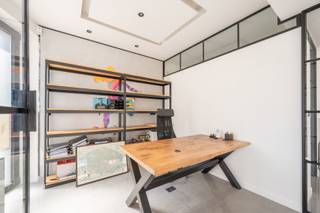 Gerenoveerd hoekpand te Duinbergen, op de hoek van de Knokkestraat en de Duinbergenlaan, vlakbij het station. Bestaande uit een handelsruimte (kantoor) met een aparte studio. die ook als aparte vergaderruimte kan dienen.