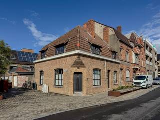 Deze woning bevindt zich op een boogscheut van de Grote Markt en bestaat uit:GELIJKVLOERS:Leefruimte - ngerichte keuken bevat onder andere een...