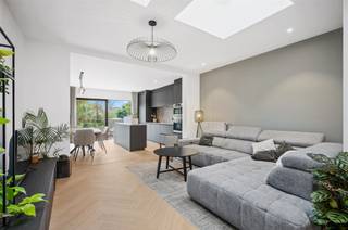 Qui dispose d'un abri à vélos homologué pour 4 vélos dans son jardin d'entrée ? Les propriétaires de cette maison d'architecte, rénovée en...