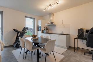 Quares - TREVI Groep presenteert:<br /><br />Dit ruime en lichtrijke 1-slaapkamerappartement is gelegen in een recent en goed onderhouden gebouw.<br /><br />Bij het binnenkomen bereikt u de inkomhal die toegang geeft tot de ruime leefruimte met open keuken en eetplaats. Dankzij de grote raampartijen geniet het appartement van veel natuurlijke lichtinval. Vanuit de leefruimte heeft u rechtstreeks toegang tot het overdekte terras met aangenaam groen uitzicht.<br /><br />De open keuken sluit mooi aan op de leefruimte en is praktisch ingericht met de nodige toestellen en voldoende kastruimte.<br /><br />Verder beschikt het appartement over één volwaardige slaapkamer met veel kastruimte. De badkamer is uitgerust met een inloopdouche en lavabo. Daarnaast is er een afzonderlijk toilet.<br /><br />Een ondergrondse autostaanplaats is bij aan te kopen voor 24.000 euro.<br /><br />De combinatie van de ruime leefruimte, het terras met groen uitzicht en de centrale ligging maakt dit appartement ideaal voor eigen bewoning of als investering. Ook voor de dagelijkse boodschappen geniet u van extra comfort, met een Albert Heijn vlak naast het gebouw. Daarnaast zijn openbaar vervoer en belangrijke invalswegen vlot bereikbaar en geniet u van een goede verbinding met Antwerpen-centrum.<br /><br />Interesse? Contacteer ons voor een bezoek of meer informatie.