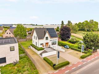 <p>Dit kantoorgebouw + appartement/extra kantoor met parking en tuin is ideaal commercieel gelegen genietend van visibiliteit. <br />Tevens ideale opbrengsteigendom bestaande uit 2 huisnummers.</p><p>* Gelijkvloers: Handige kelder/garage, + veel bergruimte<br />* Verdiep 1: leuk ingerichte kantoorruimtes met keuken en sanitaire voorzieningen, <br />* Verdiep 2: extra ingerichte kantoorruimte/appartement met keuken, badkamer en eventuele slaapkamer</p><p>Voorzien van zonnepanelen, aparte tellers, cv aardgas, conforme elektriciteit.</p><p>Bezoek na afspraak met Immo Beguin; charlotte@immobeguin.be</p>