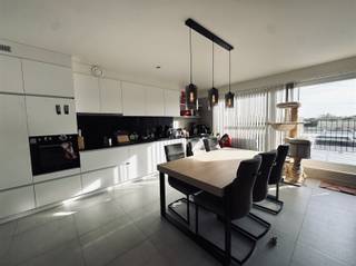 Dit recent appartement op de eerste verdieping is gelegen nabij het centrum van Sint-Gillis-Waas. U beschikt over een groot terras, drie...