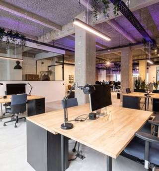 Volledig gerenoveerde en moderne kantoorruimte te koop, gelegen aan de Rue Gheude 19 te Anderlecht.Deze instapklare kantoren met een oppervlakte van...