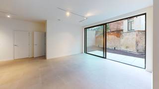 <p><strong>Nieuw twee-slaapkamerappartement op absolute toplocatie op 't Zuid. </strong><br /><br />Het <strong>appartement</strong> is gelegen op de gelijkvloers van een <strong>kleinschalige residentie</strong> met 7 units, op <strong>wandelafstand van de Marnixplaats, Gedempte Zuiderdokken en Mechelsplein.</strong><br /><br />Dankzij de grote raampartijen langs beide kanten, geniet u van een <strong>super</strong> <strong>lichte en ruime leefruimte. </strong>Aan de<strong> </strong>ene zijde een <strong>ruime eetplaats</strong> met aansluitend de open keuken, uitgerust met alle gebruikelijke toestellen. Anderzijds heeft u <strong>een aangename zitruimte</strong> dewelke toegang geeft tot een<strong> rustig gelegen zuid oost georiënteerde stadstuin</strong>.<br /><br />Vervolgens heeft u de <strong>hoofdslaapkamer, rustig gelegen aan de achterkant, </strong>met <strong>ensuite</strong> <strong>badkamer</strong> voorzien van <strong>douche, wastafel en toilet</strong>. Het appartement beschikt over <strong>een tweede slaapkamer</strong> met ensuite badkamer voorzien van douche, toilet en wastafel. De <strong>berging</strong> is voorzien van <strong>aansluitingen voor wasmachine en droogautomaat</strong>. <strong>Separaat toilet in de inkomhal.</strong><br /><br />Een <strong>kelderberging nr 4 op -2 </strong>is inbegrepen in de prijs. <strong>Ondergrondse parkeerplaats nr 4 op -1 verplicht bij te huren aan 165 EUR/ maand. </strong><br /><br /><strong>Bijzonderheden:<br /></strong>- Eerste bewoning <br />- Vloerverwarming + zonnepanelen in het gebouw<br />- Fietsenstalling <br />- Mogelijkheid om elektrische wagen/ fiets te laden<br />- Verwacht energiepeil E30<br />- Ruim en licht doorzon appartement<br />- Absolute toplocatie op 't Zuid<br />- Rustig gelegen</p>