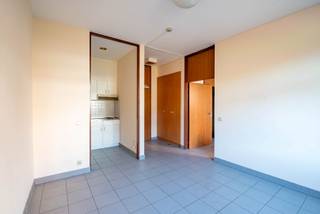 Ontdek het perfecte evenwicht tussen groen en stadsleven. In de zorgcampus Hof Sint Jozef biedt Walls Vastgoedmakelaars enkele assistentiewoningen te huur aan. Hier geniet u van de ideale balans tussen zorg en zelfstandigheid, in een aangepaste en beschermde omgeving voor actieve senioren die zelfstandig willen blijven wonen.<br /><br />De residentie is gelegen in een echte groene oase en beschikt over een mooie, gemeenschappelijke tuin waar u in alle rust kan genieten van de buitenlucht en het groen.<br /><br />Als bewoner kan u rekenen op tal van faciliteiten en diensten op de campus, zoals een wassalon, kinesitherapie, pedicure en kapper. Daarnaast is er een animatieteam aanwezig dat zorgt voor een gevarieerd aanbod aan individuele en groepsactiviteiten, zodat u steeds actief en sociaal betrokken blijft.<br /><br />De bezoekuren zijn volledig vrij, waardoor familie en vrienden u kunnen bezoeken wanneer het hen past. In de namiddag kan u gezellig terecht in de cafetaria. Bovendien zijn er in het woonzorgcentrum steeds verpleegkundigen en verzorgenden aanwezig voor extra ondersteuning en gemoedsrust.<br /><br />Ook praktisch comfort is verzekerd: water, gas en elektriciteit zijn inbegrepen in de prijs en er is voldoende gratis parkeergelegenheid voor bezoekers.<br /><br />Klinkt dit als muziek in de oren? Maak snel een afspraak en ontdek uw toekomstige thuis!