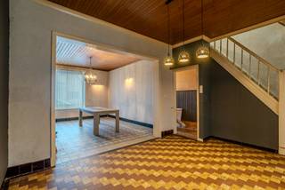 Op zoek naar een rustig gelegen te renoveren woning met 2 ruime slaapkamers en tuin met uitweg nabij alle faciliteiten in het landelijke Heestert (Zwevegem)?<br /><br />Via de inkomhal heb je directe toegang tot de kelder en leefruimtes. Te beginnen met vooraan een lichtrijke woonkamer met zithoek en eetplaats met achteraan een geïnstalleerde leefkeuken. Via de veranda heb je toegang tot de geïnstalleerde badkamer en apart toilet.<br /><br />Op het eerste verdiep zijn er 2 ruime slaapkamers telkens uitgerust met rolluiken. Extra: ruime zolderruimte, met vaste traphal, waar je 1001 mogelijkheden hebt. <br /><br />De diepuitgestrekte tuin bevindt zich op een totale perceeloppervlakte van maar liefst 325 m² die beschikt over een verrassend ruim en diep grasveld die volledig afgesloten is. Extra: via de praktisch berging heb je directe toegang tot de achtertuin. Zéér praktisch! <br /><br />Aan parkeermogelijkheden geen gebrek in de zeer rustige straat.<br /><br />Extra troef: kelderberging is aanwezig! <br /><br />Contacteer ons snel en bezoek deze woning met zeer veel potentieel!<br /><br />EPC: 521 kWh/(m² jaar) UC: 2377035<br />REF: SD/26008/K<br />(Recentelijke stedenbouwkundige inlichtingen zijn in aanvraag)