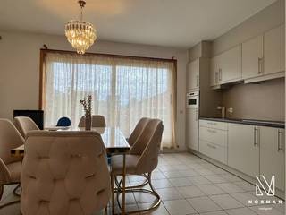 Instapklare woning in Harelbeke!Deze woning heeft op het gelijkvloers een ruime leefruimte, dit was vroeger een garage.Voorziening voor was-en...