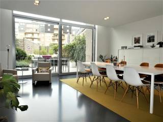 This modern townhouse is located near the Winketkaai and features an entryway with a coat closet, a guest restroom with a sink, and a living area (30 m² + 26 m² mezzanine) that opens onto the garden/patio. Adjacent to the living area is the open kitchen, equipped with an induction cooktop, deep fryer, oven, microwave, plate warmer, refrigerator, freezer, and dishwasher (Siemens appliances).Upstairs is the mezzanine, which also overlooks the garden/patio, as well as a 17 m² office (which can serve as a bedroom). On the second floor, there are two bedrooms (11 m²), one of which has a walk-in closet. There is also a bathroom with a toilet and a walk-in shower.There is a spacious basement storage area (16 m²) adjacent to a two-car garage (mandatory to purchase for 30,000 euros).Located in a quiet neighborhood near the bustling city life of Mechelen. The Vismarkt, the Grote Markt, and the Bruul are within walking distance. The Mechelen train station is within biking distance, public transportation is within walking distance, and it is close to the E19.