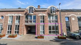 <p><span>Ontdek dit gezellige gelijkvloersappartement op de grens van Lanaken en Maastricht, waar een vernieuwde keuken, vernieuwde badkamer en gemoderniseerde leefruimte zorgen voor een frisse, eigentijdse uitstraling. Met twee ruime slaapkamers en een privatieve garage biedt het appartement een fijne combinatie van comfort en praktisch woonplezier. Winkels en dagelijkse voorzieningen bevinden zich in de directe omgeving, terwijl hartje Maastricht op fietsafstand ligt. Ook natuurliefhebbers komen hier aan hun trekken: op slechts 500 meter liggen de oevers van de Maas, met mooie fiets- en wandelmogelijkheden in de buurt.<br /><br /></span></p>
<p><span>Via de inkomhal bereikt u de verschillende vertrekken van het appartement. De ruime, gemoderniseerde leefruimte vormt het gezellige hart van de woning. Hier is voldoende plaats voor een comfortabele zithoek en een volwaardige eetruimte, ideaal om tot rust te komen of vrienden en familie te ontvangen. De aansluitende, vernieuwde keuken geeft het geheel een hedendaagse uitstraling en maakt het dagelijkse wooncomfort compleet.<br /><br /></span></p>
<p><span>Het appartement beschikt over twee ruime slaapkamers met een aangename lichtinval. Of u nu een extra slaapkamer, een thuiskantoor of een hobbyruimte zoekt: de tweede kamer biedt verschillende mogelijkheden. Ook de badkamer werd vernieuwd, waardoor u hier geniet van een frisse afwerking.<br /><br /></span></p>
<p><span>Een belangrijke extra troef is de privatieve garage. Naast een eigen parkeerplaats biedt deze ruimte voor fietsen, gereedschap en andere spullen. Een praktische meerwaarde op deze locatie, vlak bij Maastricht.<br /><br /></span></p>
<p><span>Met een bewoonbare oppervlakte van 79 m² en alle vertrekken op het gelijkvloers is dit appartement een aantrekkelijke keuze voor wie comfortabel wil wonen met zowel de stad als de natuur dichtbij.<br /><br /><br />Ook voor investeerders is dit appartement een interessante opportuniteit: het is momenteel verhuurd voor € 995 per maand en genereert dus al huurinkomsten.<br /><br /></span></p>
<p><span>Wilt u zelf de vernieuwde ruimtes en de gunstige ligging ontdekken? Contacteer ImmoFusion en plan uw bezichtiging!<br /><br /></span></p>
<p><span>Bij ImmoFusion 7/7 “open huis”: klik op onze 3D-tour en ervaar het appartement alsof u er zelf doorloopt.<br /><br /></span></p>
<p><span>PLUSPUNTEN:</span></p>
<ul>
<li><span>Vernieuwde keuken en badkamer</span></li>
<li><span>Gemoderniseerde, ruime leefruimte</span></li>
<li><span>Twee ruime slaapkamers</span></li>
<li><span>Privatieve garage met extra opbergruimte</span></li>
<li><span>Bewoonbare oppervlakte van 79 m²</span></li>
<li><span>Volledig gelijkvloers</span></li>
<li><span>Op fietsafstand van hartje Maastricht</span></li>
<li><span>Nabij de Maas en mooie fiets- en wandelroutes</span></li>
<li><span>Dagelijkse voorzieningen in de directe omgeving</span></li>
</ul>
<p><span><br />EXTRA:</span></p>
<ul>
<li><span>Kadastraal inkomen: € 862</span></li>
<li><span>Verwarming: elektrisch</span></li>
<li><span>Ramen: PVC met dubbele beglazing</span></li>
<li><span>EPC: F (renovatieplichtig) </span></li>
</ul>
<p></p>
