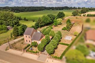 In het landelijke Meerhout, omgeven door groen en achterliggend landbouwgebied, bevindt zich deze charmante woning op een perceel van maar...