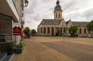 Welkom op Markt 31, in het kloppend hart van Temse, waar dit karaktervolle en multifunctionele handelshuis een unieke kans biedt voor...