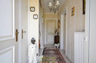 Cette charmante maison semi-ouverte des années 70, située dans un quartier résidentiel calme, offre une excellente opportunité...