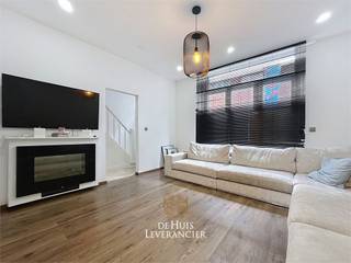 In een rustige straat in hartje Deurne ontdek je deze gerenoveerde woning, ideaal voor gezinnen die op zoek zijn naar ruimte en een centrale...