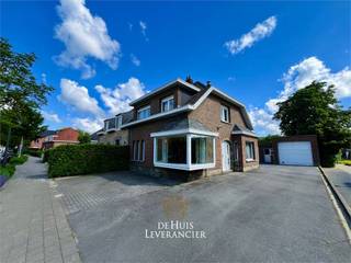 Deze halfopen bebouwing in de rustige Hofstraat, op wandelafstand van het centrum van Kontich, biedt een unieke kans voor wie werk en privé graag slim combineert. Achter deze woning schuilt namelijk een bijzonder troef: een atelier van maar liefst 116 m². Ideaal voor zelfstandigen, creatievelingen of ondernemers die op zoek zijn naar een ruime werkplek, opslagruimte of stille productieomgeving, zonder in te boeten op wooncomfort.<br /><br />De woning zelf vraagt om modernisering, maar vormt net daardoor een interessante opportuniteit om ze helemaal naar eigen smaak en noden te renoveren. Op het gelijkvloers kom je binnen in de inkomhal die toegang geeft tot zowel een lichtrijke leefruimte als de aparte eetplaats. De keuken sluit hierbij aan en biedt een zicht op het achterliggende atelier. Boven zijn er drie slaapkamers en een ruime badkamer, terwijl de zolder nog extra mogelijkheden biedt voor uitbreiding of opslag.<br /><br />De ligging is bijzonder gunstig: Kontich ligt strategisch tussen Antwerpen en Mechelen, en is makkelijk bereikbaar via de E19. Ook het station Kontich-Lint ligt vlakbij, wat handig is voor wie regelmatig pendelt of klanten ontvangt. Ondanks die bereikbaarheid, geniet je hier toch van de rust van een woonwijk met weinig doorgaand verkeer.<br /><br />Het atelier achteraan maakt dit pand echt uniek in zijn soort. Niet alleen is het ruim, maar ook vlot bereikbaar via de zij-ingang en voorzien van twee koelcellen en een garage. Dit maakt het bijzonder geschikt voor wie werkmateriaal of voertuigen veilig en droog wil stockeren. Of je nu schilder, installateur, meubelmaker, designer of webshop-uitbater bent: hier werk je vanuit huis, zonder te moeten inboeten op ruimte of vrijheid.<br /><br />Ben jij die ondernemer of createur die zijn zaak naar een volgend niveau wil tillen, mét wooncomfort erbij? Dan is dit jouw kans.<br /><br />EPC :  572 kWh/m2 (Label F)<br />Stedenbouwkundige inlichtingen in aanvraag<br />Waterinfo : P-Score = A, G-Score = A<br /><br />Contacteer ons voor een bezoek en ontdek het potentieel van Hofstraat 41.<br />Dit is niet wat je zoekt ? Al gehoord van AANKOOPBEGELEIDING ?   Wij zoeken, bezoeken en onderhandelen mee met jou voor eigendommen die worden aangeboden door particulieren, andere makelaars of eigendommen die zelfs (nog) niet te koop staan?<br />Vraag meer informatie over aankoopbegeleiding via welkom@dehuisleverancier.be of 0489/069.000<br /><br />de Huisleverancier : Persoonlijk, voor iedereen Service, Kwaliteit en Vertrouwen !