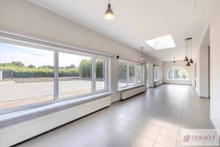 Ruime villa met vier slaapkamers in Herentals!Deze woning bestaat uit een ravissante inkomhal met gastentoilet, woonkamer, volledig ingerichte...