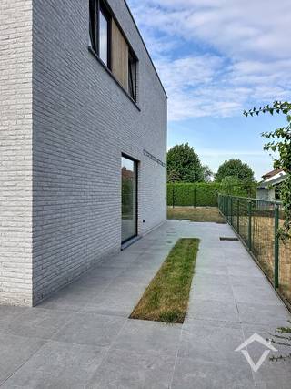 Deze nieuwbouwwoning is gelegen in het centrum van Koekelare en bestaat uit: oprit met carport - inkomhal - toilet - living - keuken - wasplaats - berging - nachthal - 3 slaapkamers - badkamer - toilet - terras - tuin. <br /><br />Troeven van deze woning: <br />- 10 zonnepanelen aanwezig <br />- energiezuinig <br /><br />EPC: woning in aanbouw. Vrij 1/10/2026. Huurprijs 1175 €/mnd.