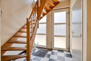 Layout as follows:<br />Ground floor:<br />- Entrance hall with guest toilet<br />- Living space<br />- Kitchen<br />- Veranda (approx. 25m²)<br />- Garage (approx. 25m²)<br />- Storage (approx. 4m²)<br /><br />First floor:<br />- 3 bedrooms<br />- Bathroom with bath, double wall unit and toilet<br /><br />Second floor (accessible via a fixed staircase)<br />- Attic floor with the possibility to create two additional bedrooms<br /><br />Miscellaneous:<br />- Spacious work/storage space in the back of the garden<br />- No central heating<br />- Gas heater<br /><br />Buying or renting (or renting) in Kalmthout, Essen and surroundings?<br />If you have any questions, you can always contact us! <br />Dewaele Vastgoed Kalmthout<br /><br />This property is subject to the renovation obligation imposed by the Flemish government for residential buildings (unless demolished within 5 years of purchase). For more information, consult the website of the Flemish Energy and Climate Agency at https://www.vlaanderen.be/een-woning-kopen/renovatieverplichting-voor-residentiele-gebouwen<br /><br />Register of measures: no