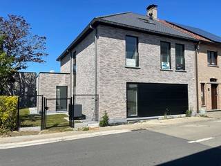 Deze halfopen bebouwing gelegen in Baardegem is gebouwd in 2026. Ze biedt een ideale combinatie van moderne architectuur en comfortabele leefruimtes . <br />Er is een bewoonbare opp. van 200m² , er zijn 3 slaapkamers, een west-georiënteerde tuin, terras en een inpandige garage op een perceel van 330m²<br /><br />Vrij vanaf 1/11/2026<br />Ga naar de website van de makelaar: makelaarshuys.be , ga naar te huur en schrijf u in bij het pand voor de bezoekdag op maandag 12/10/2026 tussen 17:15 en 18:15. <br />Huurprijs 1600 euro /maand <br />Exclusief EGW+ internet<br />de woning is voorzien van zonnepanelen en een regenwaterput 7500 liter<br /><br /><br /> De open indeling van de leefruimtes zorgt voor een gezellige en uitnodigende sfeer. <br /> Moderne open keuken met zicht op het terras en de tuin. <br /><br /> De woning beschikt over drie comfortabele slaapkamers, perfect voor een gezin De badkamer is stijlvol ingericht en biedt de nodige luxe en comfort.<br /><br />De westelijk georiënteerde tuin is een ware oase van rust. Met een ruim terras is dit de ideale plek om te ontspannen, te barbecueën of te genieten en is perfect voor kinderen om veilig te spelen.<br /><br />Daarnaast beschikt de woning over ruime zolder en een garage, wat extra gemak biedt voor het parkeren van je voertuig of het opslaan van fietsen en andere spullen.<br /><br />Scholen, winkels en openbaar vervoer zijn gemakkelijk bereikbaar, waardoor dit de perfecte plek is om te wonen.<br /><br />meer info sofie@makelaarshuys.be of 0468 24 65 84