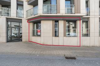 <p>Te koop: modern appartement in het centrum van Oostende, op wandelafstand van de Zeedijk en de Visserskaai.</p>

<p> </p>

<p>Dit appartement, gebouwd in 2014, ligt in een bruisende toeristische zone met alle voorzieningen en openbaar vervoer vlakbij. Dankzij de centrale ligging is het ideaal als tweede verblijf of voor vakantieverhuur. Bovendien is er een optie tot aankoop van een garagebox, wat extra comfort biedt voor wie met de wagen komt.</p>

<p> </p>

<p>Belangrijkste ruimtes:<br />• Woonkamer met veel lichtinval en open keuken.<br />• Keuken uitgerust met dubbele spoelbak, vaatwasser, dampkap, koelkast met vriesvak, combi-oven en inductiekookplaat.<br />• Slaapkamer met ruimte voor een tweepersoonsbed.<br />• Badkamer met douche en wastafel.<br />• Berging met aansluiting voor wasmachine en technische ruimte.<br />• Inkomhal.<br />• Apart toilet met handenwasser.</p>

<p> </p>

<p>Troeven:<br />• Nabij Zeedijk en Visserskaai.<br />• Optie tot aankoop garagebox.<br />• Ideaal voor tweede verblijf of vakantieverhuur.</p>

<p> </p>

<p>Neem vandaag nog contact op met je ERA-makelaar voor een bezoek.</p>

<p> </p>

<p>JOUW DROOMAPPARTEMENT. ZO GEVONDEN!</p>