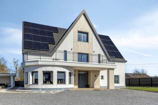 eze in 2020 gerenoveerde villawoning combineert ruimte, comfort en energiezuinigheid dankzij het A EPC-label. Met maar liefst 6 slaapkamers en...