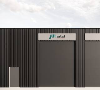 Cette unité PME moderne, construite en panneaux sandwich noirs, est conforme aux réglementations EPB (classe de feu C) et offre une isolation de...