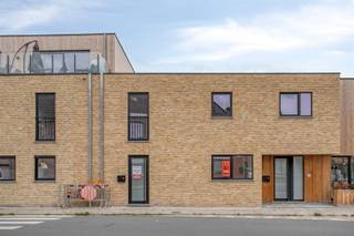 <h1><span>Instapklare BEN-woning met A++ in Residentie De Knok te Eine</span></h1><p><span><br />Modern wooncomfort, energiezuinig wonen én een uitstekende ligging. <br /><br /></span></p><p><span>Deze instapklare </span><span>BEN-nieuwbouwwoning met A++-energielabel</span><span> is ideaal voor gezinnen die op zoek zijn naar ruimte, comfort en een energiezuinige woning.</span></p><p><span>Bij het binnenkomen beschikt de woning over een inkomhal met toilet. </span></p><p><span>De </span><span>lichtrijke leefruimte</span><span> sluit aan op de ingerichte keuken en biedt bovendien toegang tot een </span><span>grote berging</span><span>. </span></p><p><span>Aansluitend is er een polyvalente ruimte die perfect dienst kan doen als </span><span>thuisbureau, hobbyruimte of speelkamer voor de kinderen</span><span>.</span></p><p><span>Op de verdieping bevinden zich </span><span>vier ruime slaapkamers</span><span>, een praktische berging, een afzonderlijk toilet en een badkamer uitgerust met douche en lavabo.</span></p><p><span>Ook buiten geniet je van heel wat comfort. De woning beschikt over een </span><span>aangelegde privatieve tuin</span><span>, ideaal om te ontspannen of gezellig te genieten met het gezin. </span></p><p><span>Daarnaast is er een </span><span>fietsenberging/tuinhuis</span><span> voor extra opbergruimte.</span></p><p><span> </span></p><p><span>Extra troeven: </span><span><br />Vloerverwarming met koeling op beide verdiepen.<br />Mogelijkheid tot uitbreiding domotica.<br />Voorziening voor laadpaal parkeerplaats mogelijk.</span></p><h3><span>Uitstekende ligging</span></h3><p><span>De woning is </span><span>gunstig gelegen in Eine</span><span>, op slechts enkele kilometers van het centrum van </span><span>Oudenaarde</span><span>. Winkels, scholen en dagelijkse voorzieningen bevinden zich vlot in de omgeving. </span></p><p><span>Ook voor pendelaars is de ligging bijzonder interessant, met zowel het </span><span>station van Eine als het station van Oudenaarde</span><span> binnen handbereik.</span></p><p><span>Dankzij de nabijheid van de </span><span>N60 richting Gent en Ronse</span><span> geniet je bovendien van een vlotte verbinding naar de omliggende steden en gemeenten.</span></p><p><span> </span></p><ul><li><span>Aankoop mogelijk aan 6% btw onder bepaalde voorwaarden</span></li></ul><p><span>Prijs exclusief belastingen.<br />Foto's interieur aangepast met AI</span></p><p><span> </span></p><p><span>Maak je afspraak via jurgen@immodhondt.be</span></p>